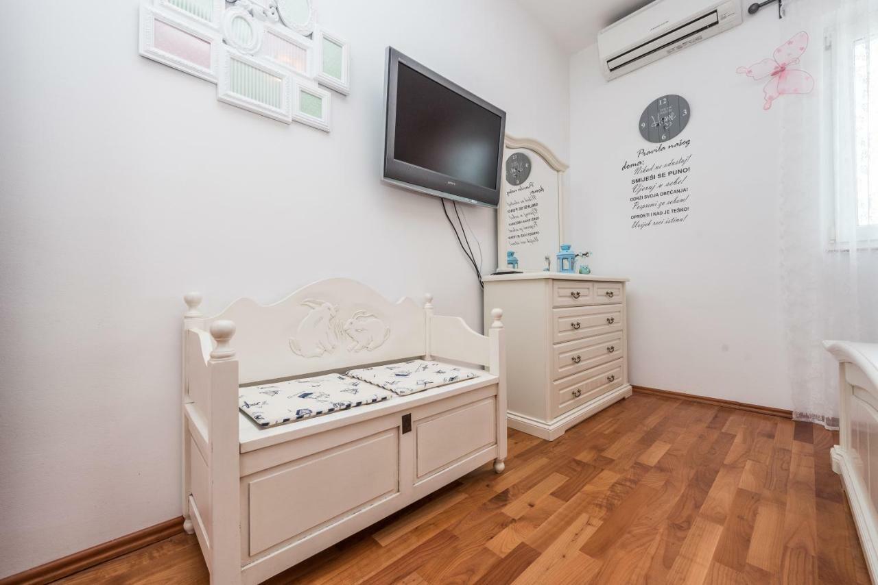 Apartments Jelavic Sutomiscica Екстериор снимка